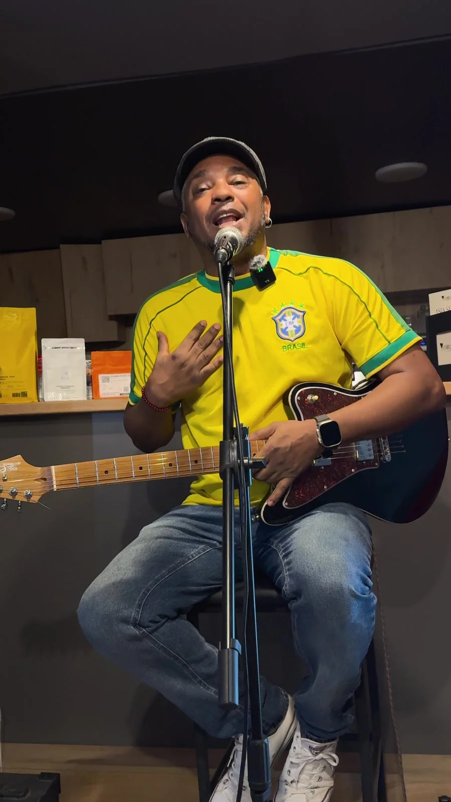 Կլեո Էնրիկեն՝ կիթառով, բրազիլական երեկոյի հրավերի տեսանյութում