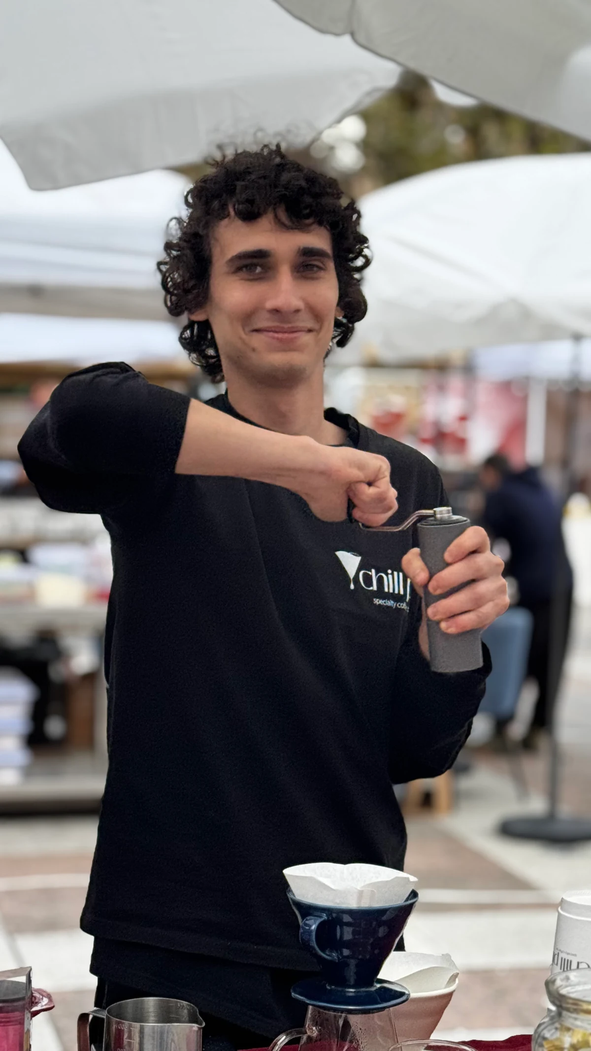 Chill Pill-ի թիմի անդամը Coffee Fest-ում ձեռքով սուրճ է աղում